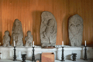 権現堂内の石仏群の写真