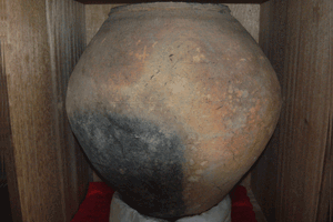 常門遺跡の壺形土器棺の写真