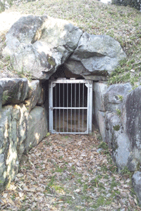 石神古墳の入口の写真