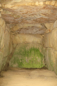 石神古墳の石室内部の写真