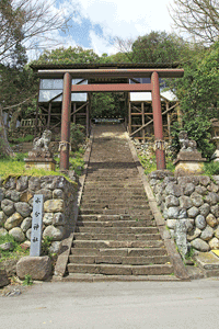 水分神社と椿の井戸（階段の右脇）の写真