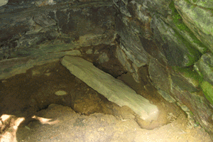 槇ヶ峯古墳石棺の一部（南から）の写真