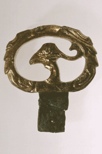 越部1号墳出土の環頭柄頭（奈良県立橿原考古学研究所提供）の写真